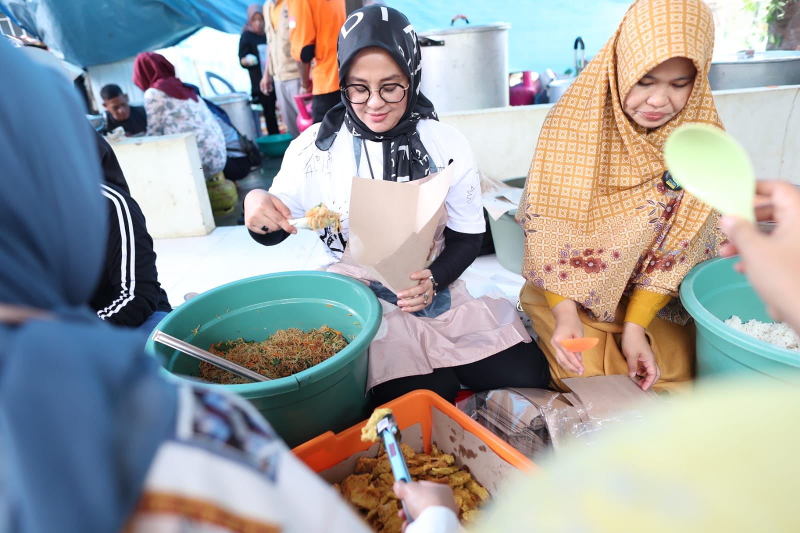 Bersama Srikandi Pemkot Makassar, Indira - Fatma Masak 600 Paket Makanan untuk Pengungsi Banjir di Katimbang