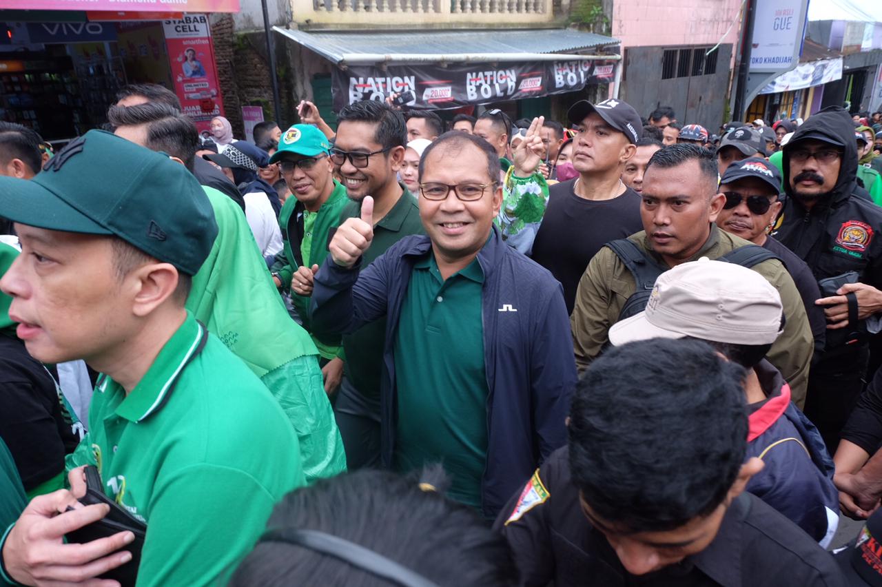 Pererat Persaudaraan, Danny Pomanto Jalan Sehat Bareng Sandiaga Uno