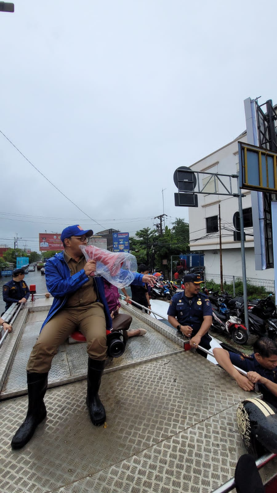 Danny Pomanto Bersama Jajaran Evakuasi 2 Warga di Jalan Banda