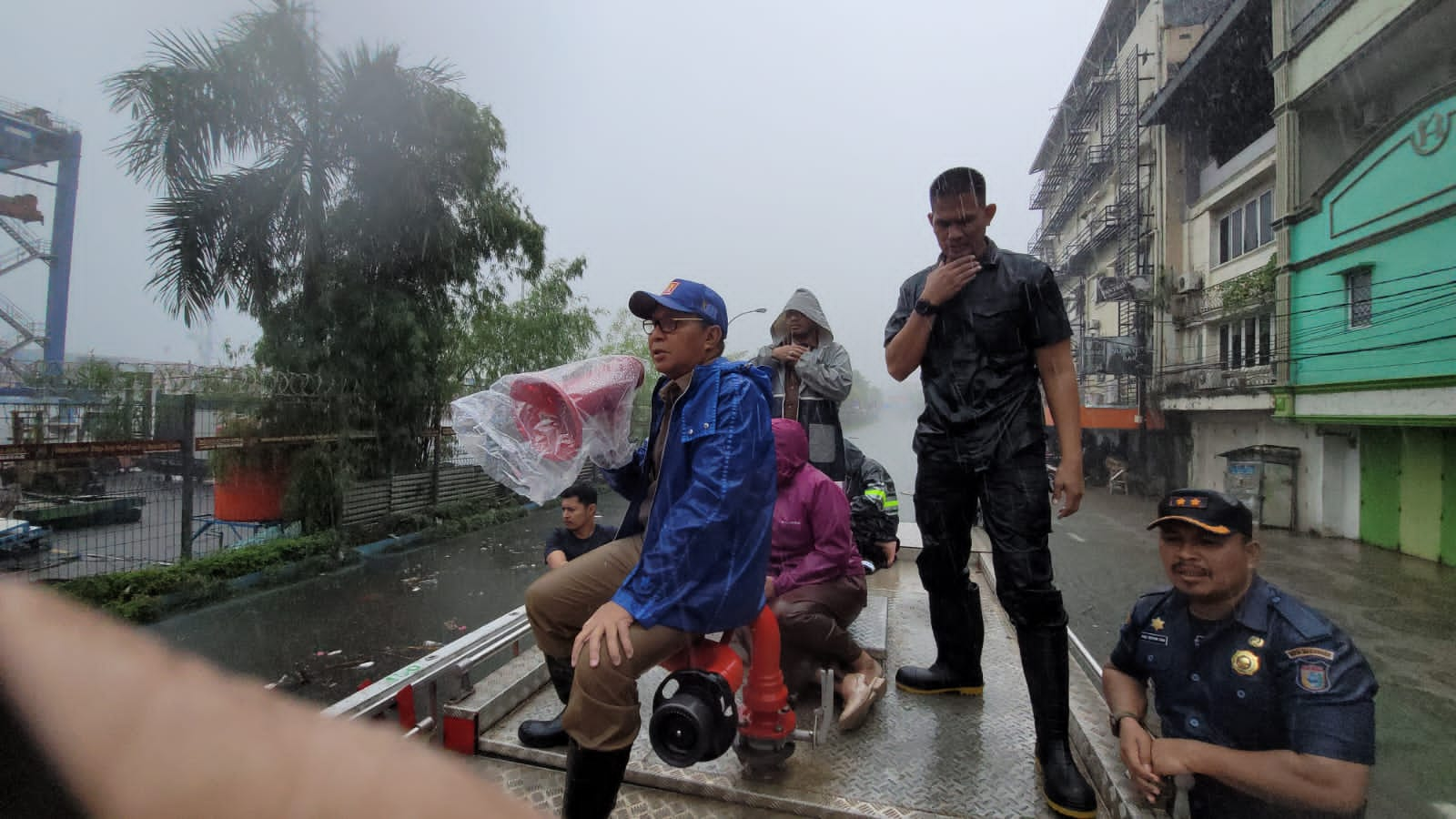 Danny Pomanto dan Jajaran Turun Langsung Evakuasi Warga Terdampak Banjir