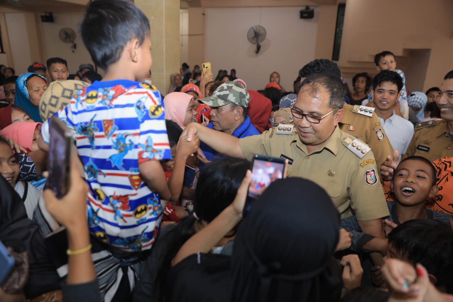 Bahagianya Pengungsi Al Abrar Alauddin Dikunjungi Danny Pomanto