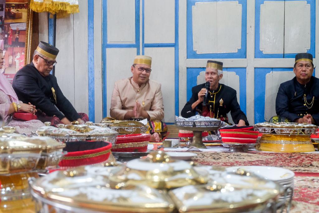 Miliki Kepedulian Tinggi, Karaeng Galesong Anugerahi Danny Gelar Adat Kehormatan “Daeng Manaba”