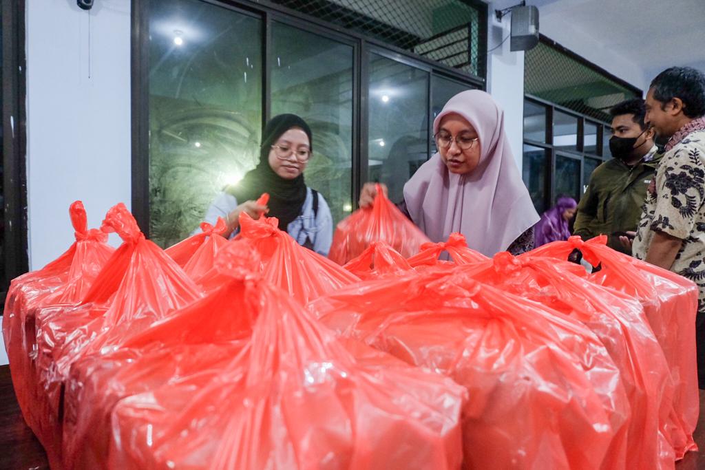 Diskominfo Makassar Salurkan 260 Paket Makanan untuk Pengungsi Banjir Tamalate