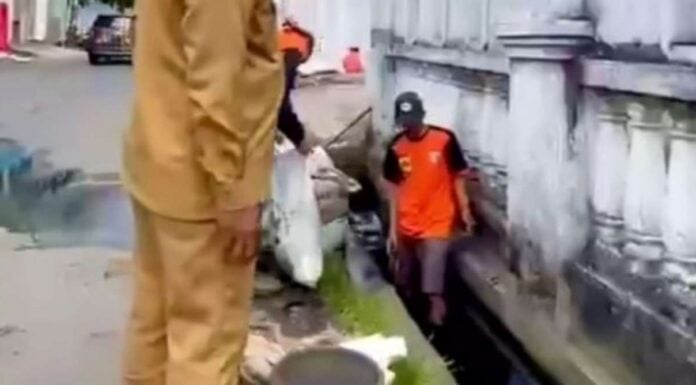 Dinas PU Makassar Giat Bersihkan Drainase, Netizen: Kerja Nyata, Mantap