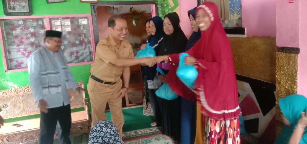 Silaturahmi di Longwis, Diskominfo Makassar Serahkan Bantuan Paket Sembako ke Warga