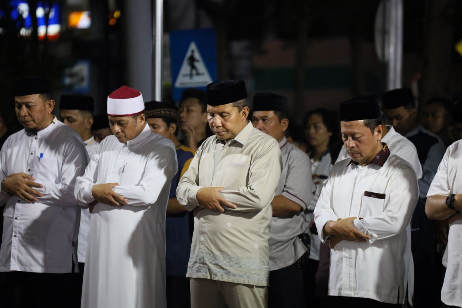 Salat Tarawih Bersama Jajaran Pegawai Pemkot Makassar, Danny Pomanto Ingatkan OPD Jaga Kekompakan