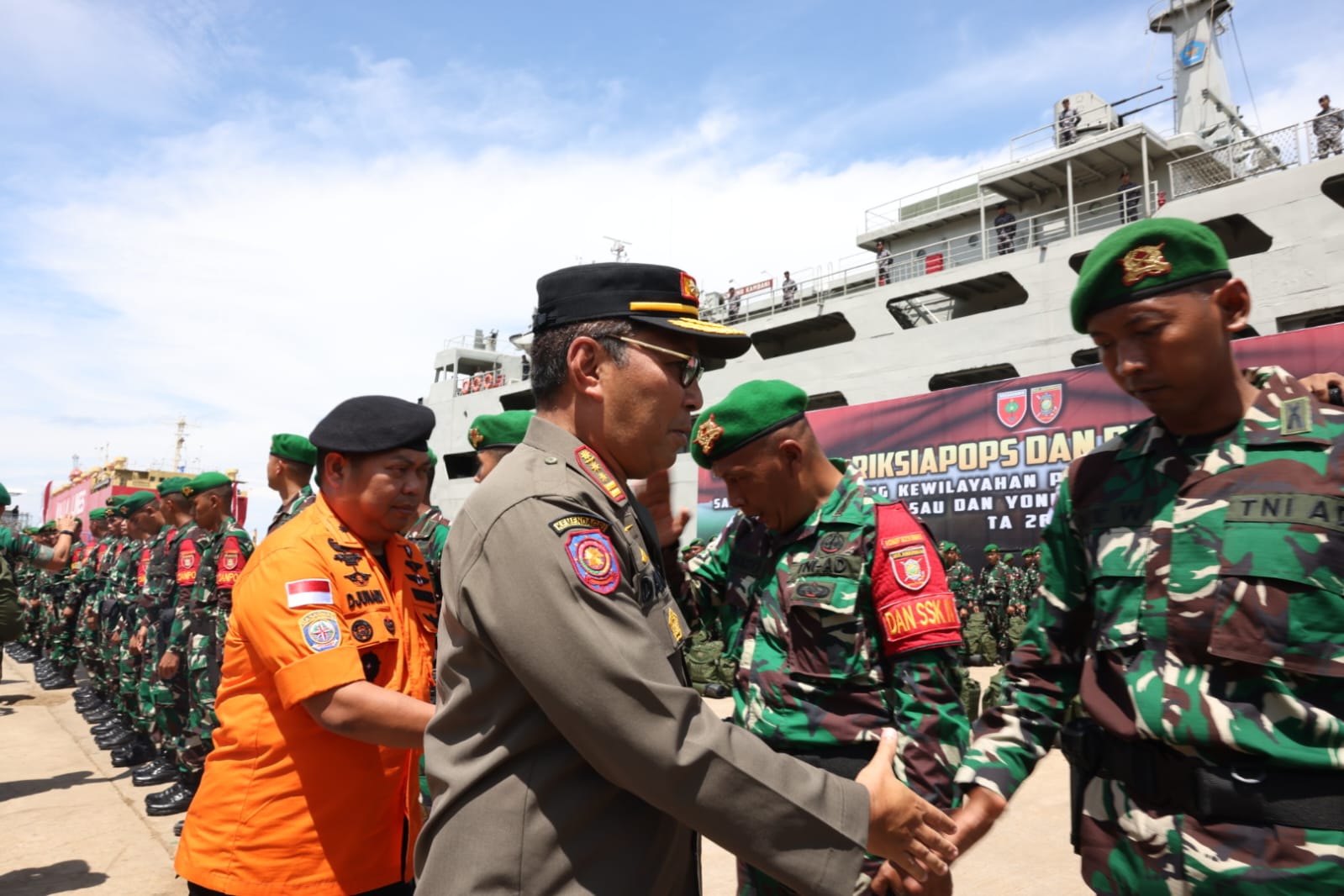 Wali Kota Danny Pomanto-Panglima TNI Laksamana Yudo Margono Lepas Satgas Pamtas Papua di Makassar