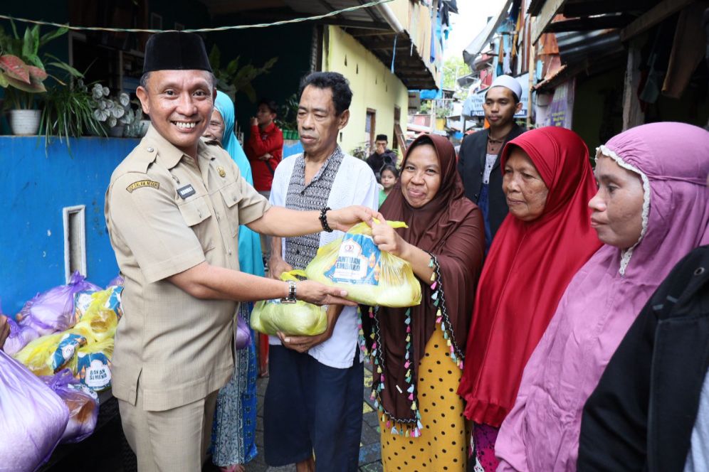 Silaturahmi Bersama Warga di Lorong Wisata, Dinas Kominfo Makassar Bagi-Bagi Paket Sembako