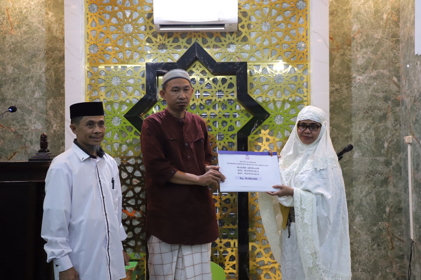 Safari Ramadan di Masjid Ar-Raid, Kadis Perpustakaan Serahkan Bantuan ke Pengurus Masjid