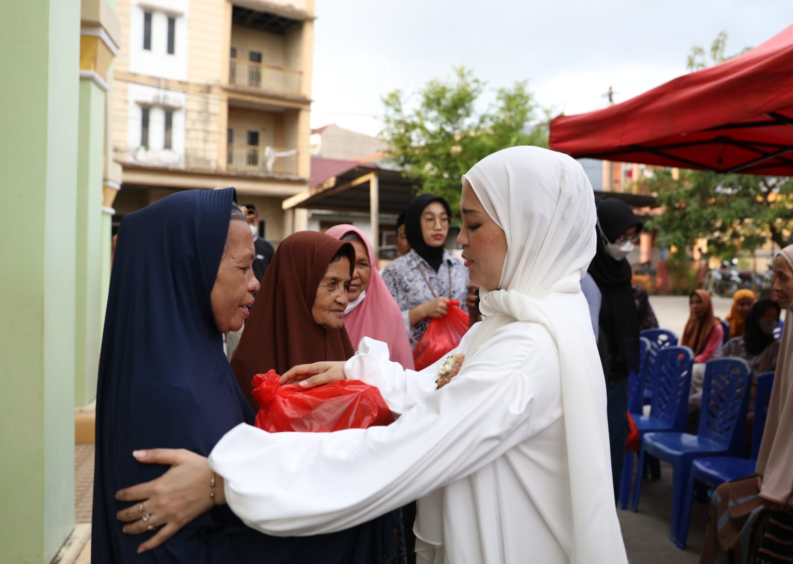 Safari Ramadan, Fatmawati Rusdi Bagikan Sembako Warga Longwis Perpignan Katimbang