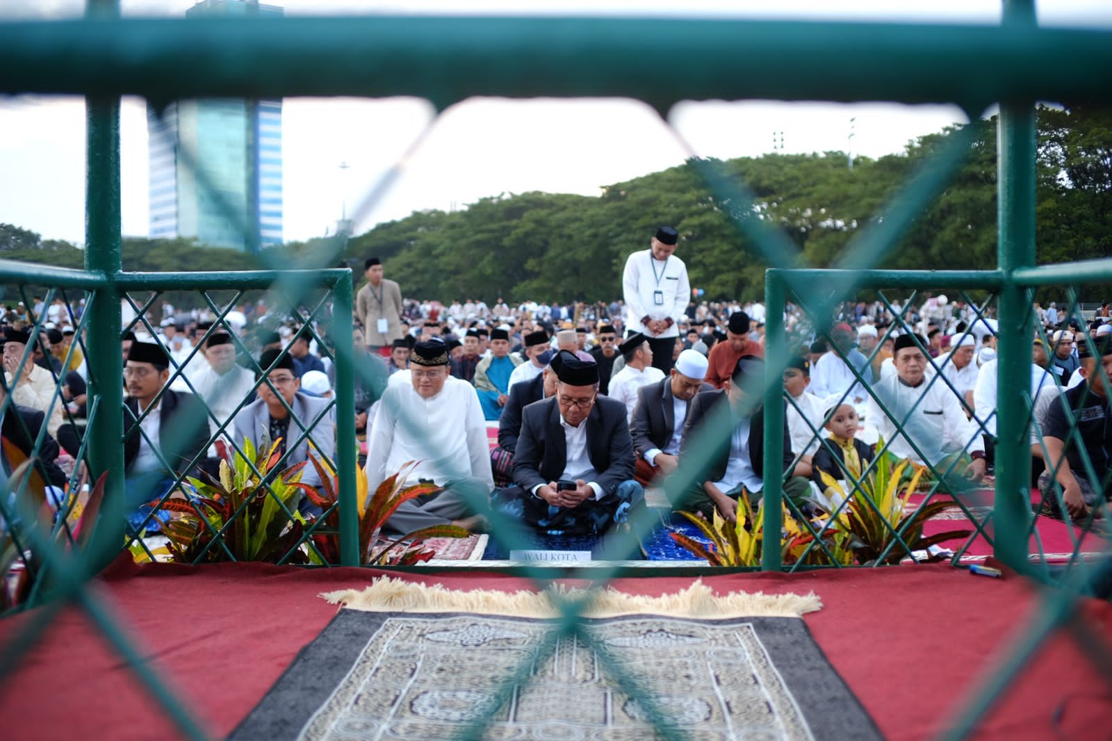 Danny Pomanto dan Ribuan Warga Makassar Salat Ied 1444 Hijriah di Lapangan Karebosi