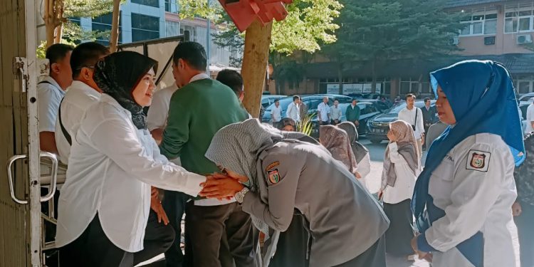 Sambil Salam Sapa Usai Lebaran, Kadis PU Makassar Cek Kehadiran Pegawainya