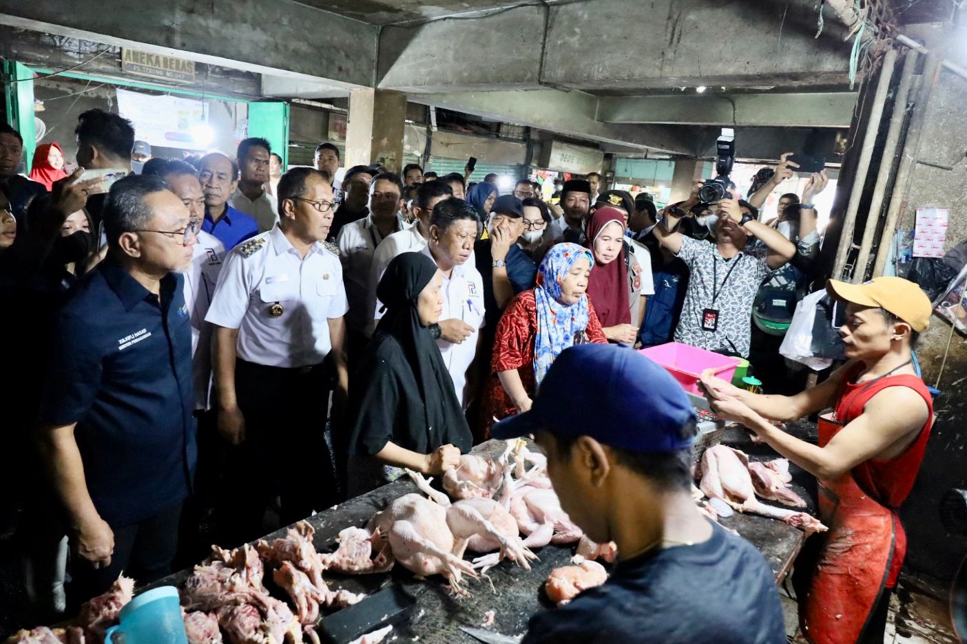 Zulkifli Hasan-Danny Pomanto Pantau Harga Pangan di Pasar Terong, Mendag: Terlalu Murah