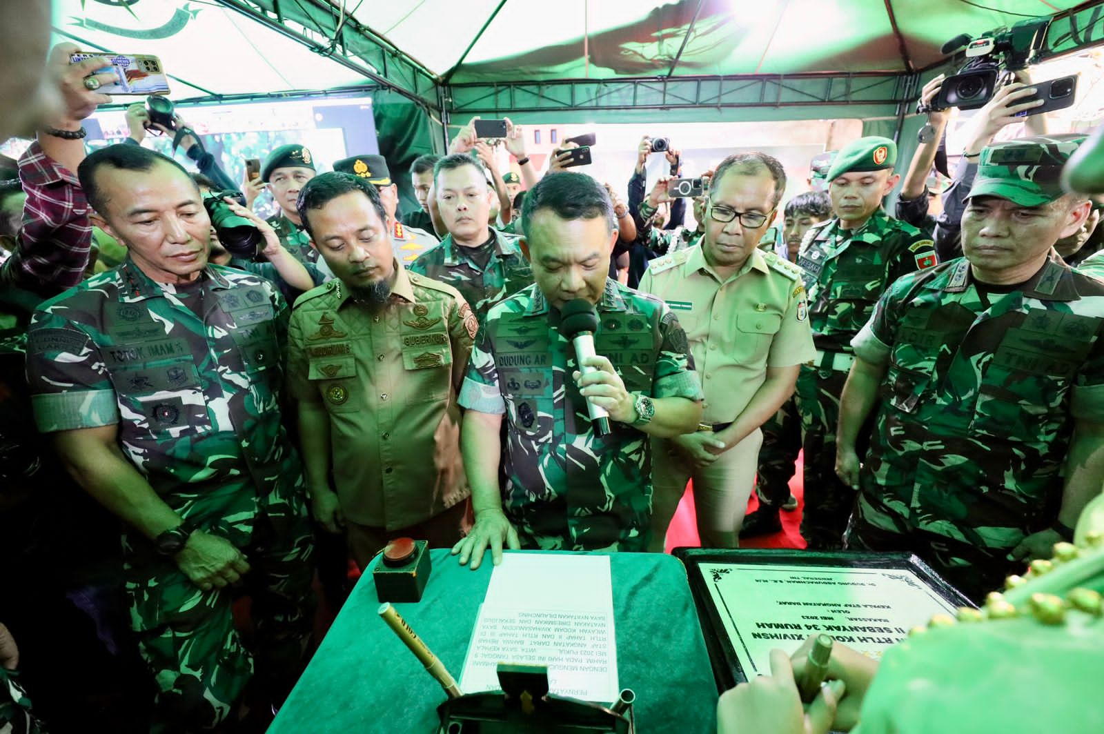 Warga Kota Makassar Dapat Bantuan RTLH Program KSAD, Danny Pomanto: Ringankan Beban Pemkot