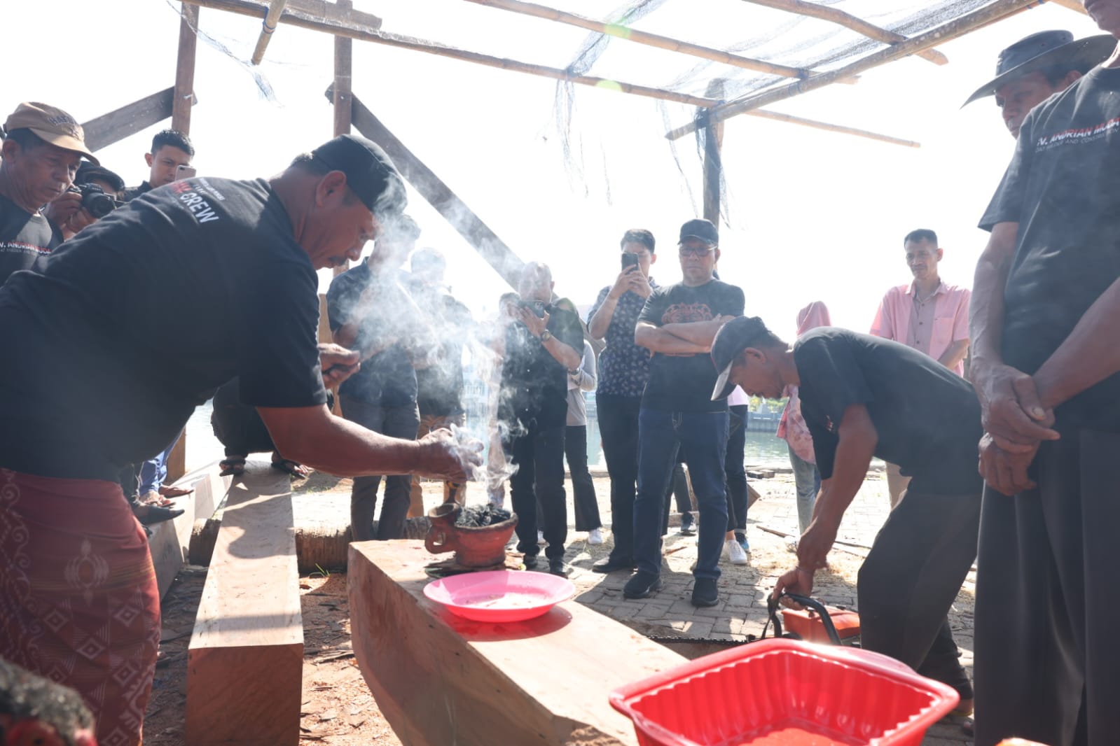 Danny Pomanto Pantau Progres Pembuatan Pinisi di CPI, Saksikan Prosesi Pemotongan Lunas Kapal