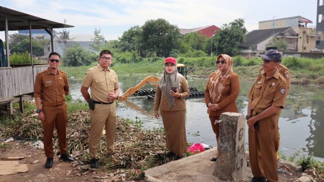 Tauwwa, Kadis PU Terjun Langsung Tinjau Lokasi Pengerukan Drainase