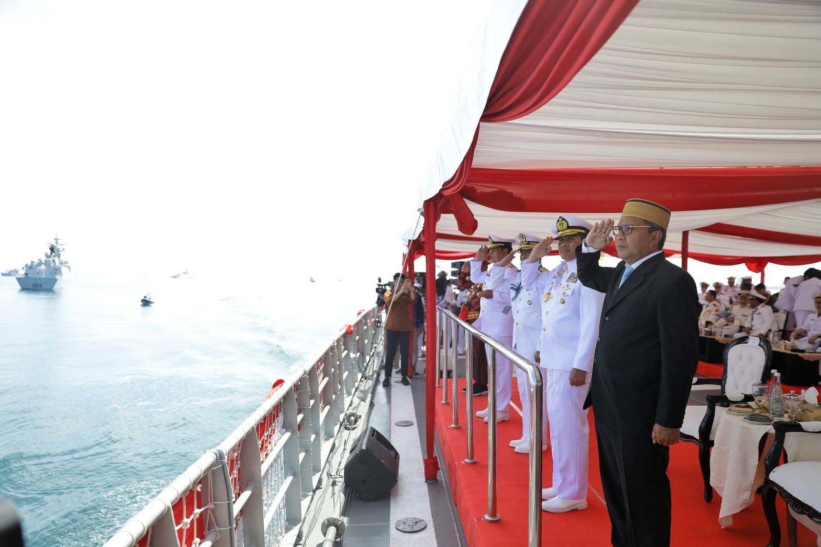 17 Armada Kapal Perang Asing Penuhi Laut Makassar 