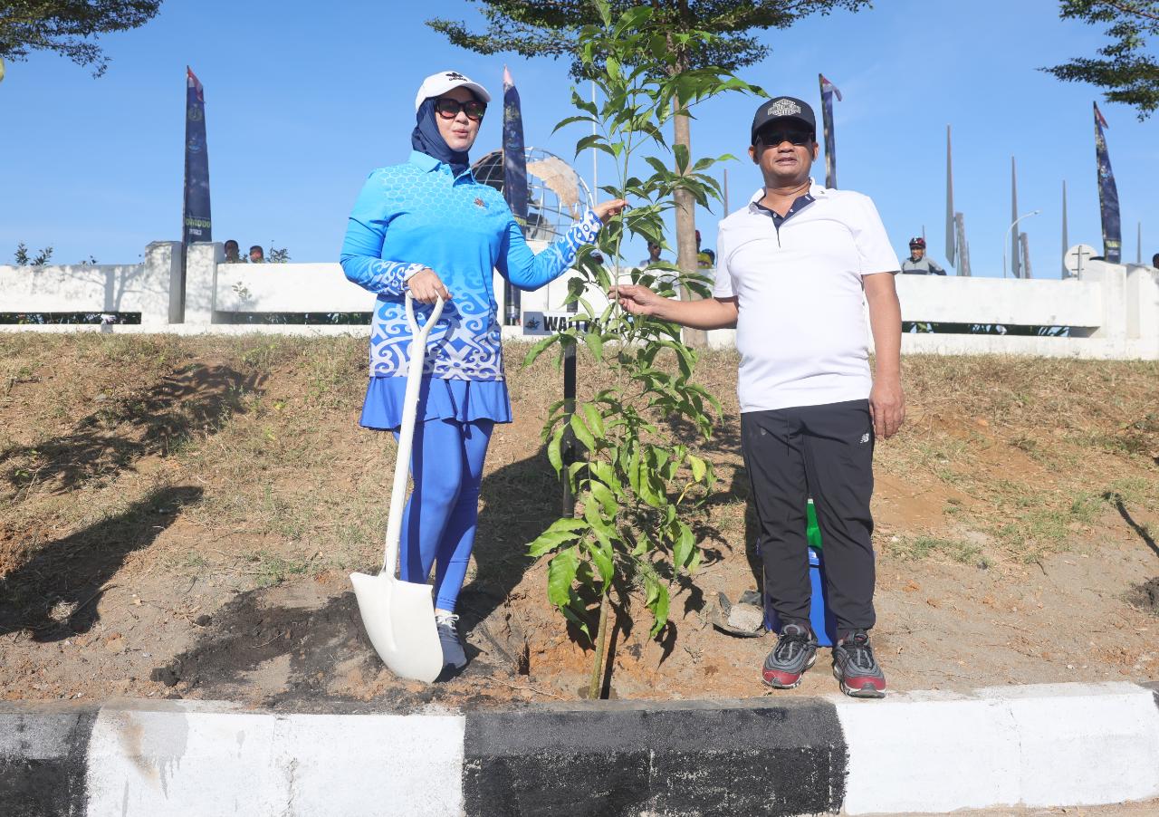 Tanam Pohon, Fatmawati Rusdi Bersama 36 Negara Delegasi MNEK Hijaukan Makassar 