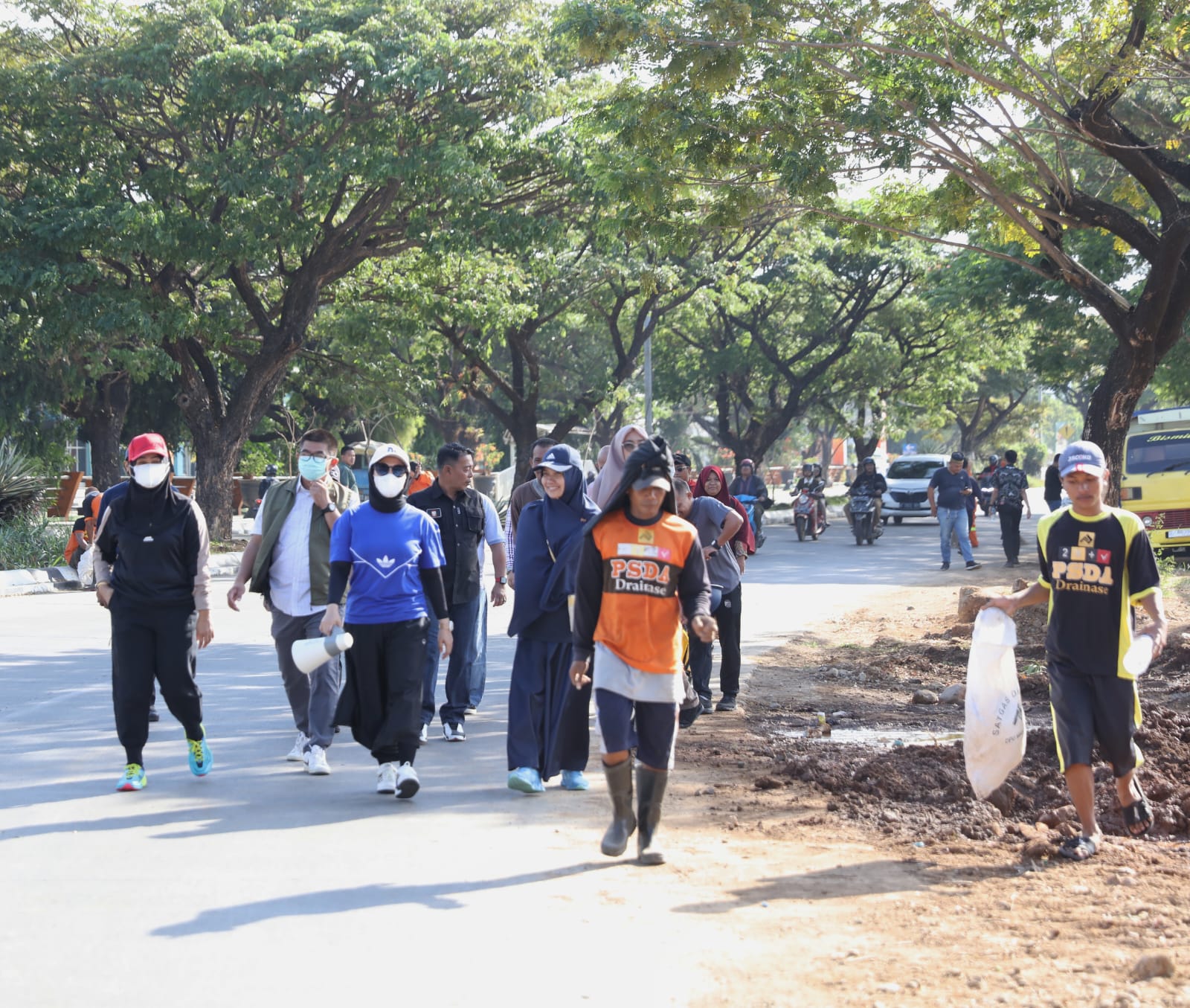 Berjalan Kaki Sepanjang 3 Km, Wakil Wali Kota Makassar Tanam Pohon dan Pantau Aksi Jumat Bersih