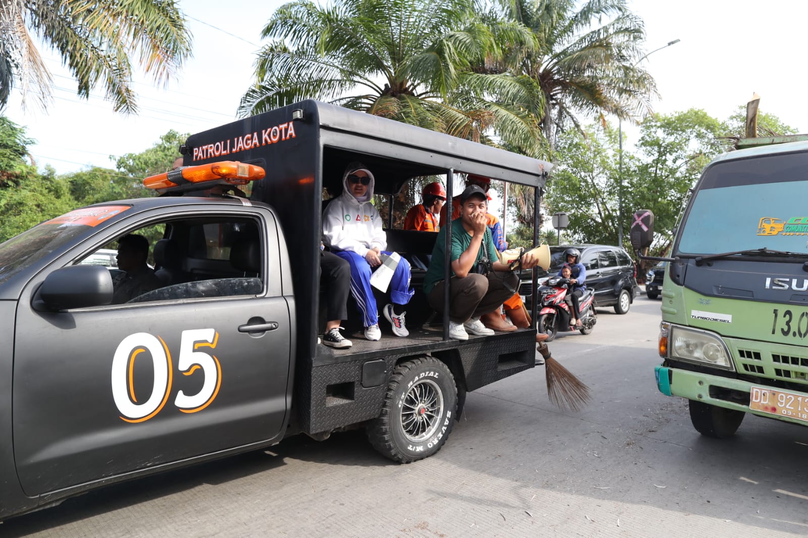 Gunakan Mobil Patroli, Fatmawati Rusdi Pantau Gerakan Bersih Taman Kota 