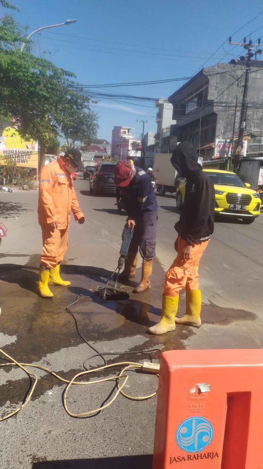 Gerak Cepat Tim Satgas Dinas PU Makassar Atasi Jalan Ambruk