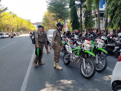 Tim Paronda Satpol PP Makassar Edukasi PK5 Agar Tak Berjualan di Badan Jalan