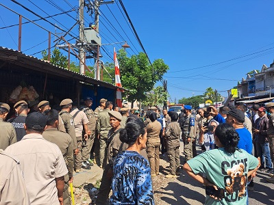 Satpol PP Kota Makassar Tertibkan Bangunan diatas Fasum Milik Pemkot Makassar