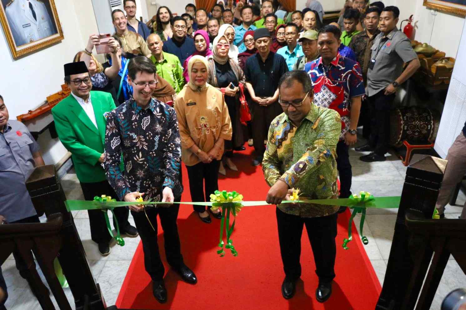 Pameran Walking Through A Songline Hadir di Makassar, Danny Pomanto: Mimpi Suku Aborigin Australia