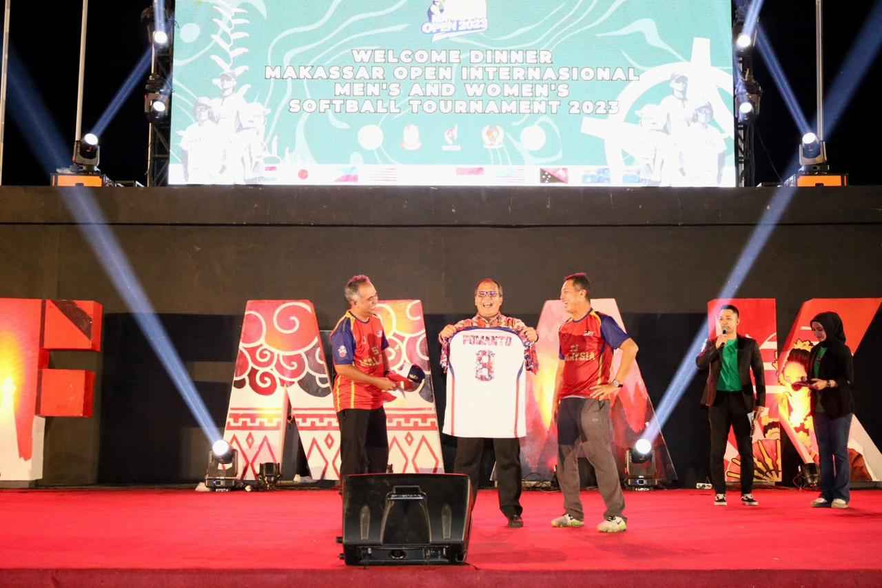 Danny Pomanto Pamerkan Keunggulan Makassar ke Peserta Makassar Open International Men and Women Softball Turnament 2023