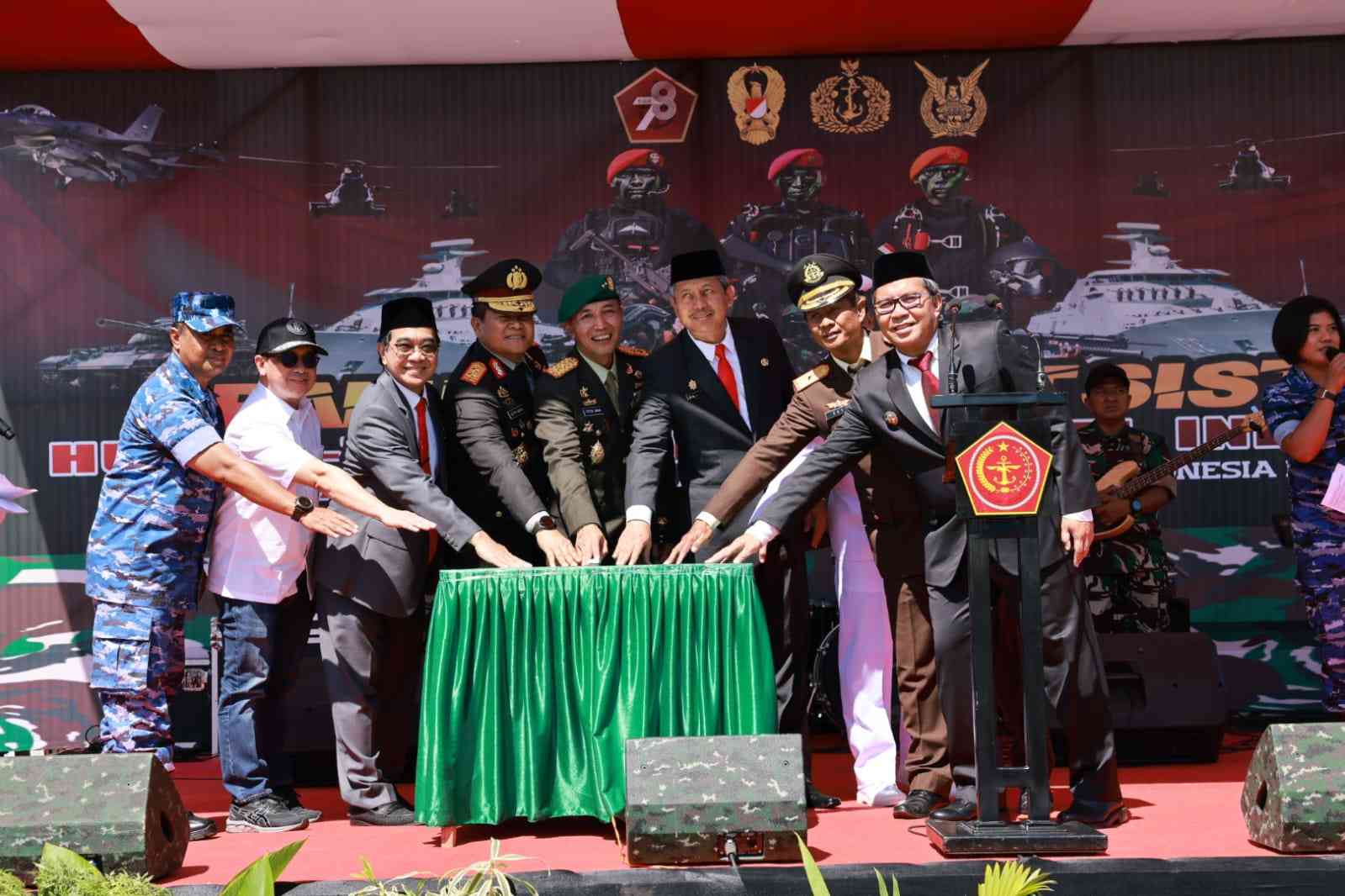 Momentum HUT TNI, Danny Pomanto: Masyarakat Makassar Turut Bergembira karena TNI Dekat dengan Rakyat