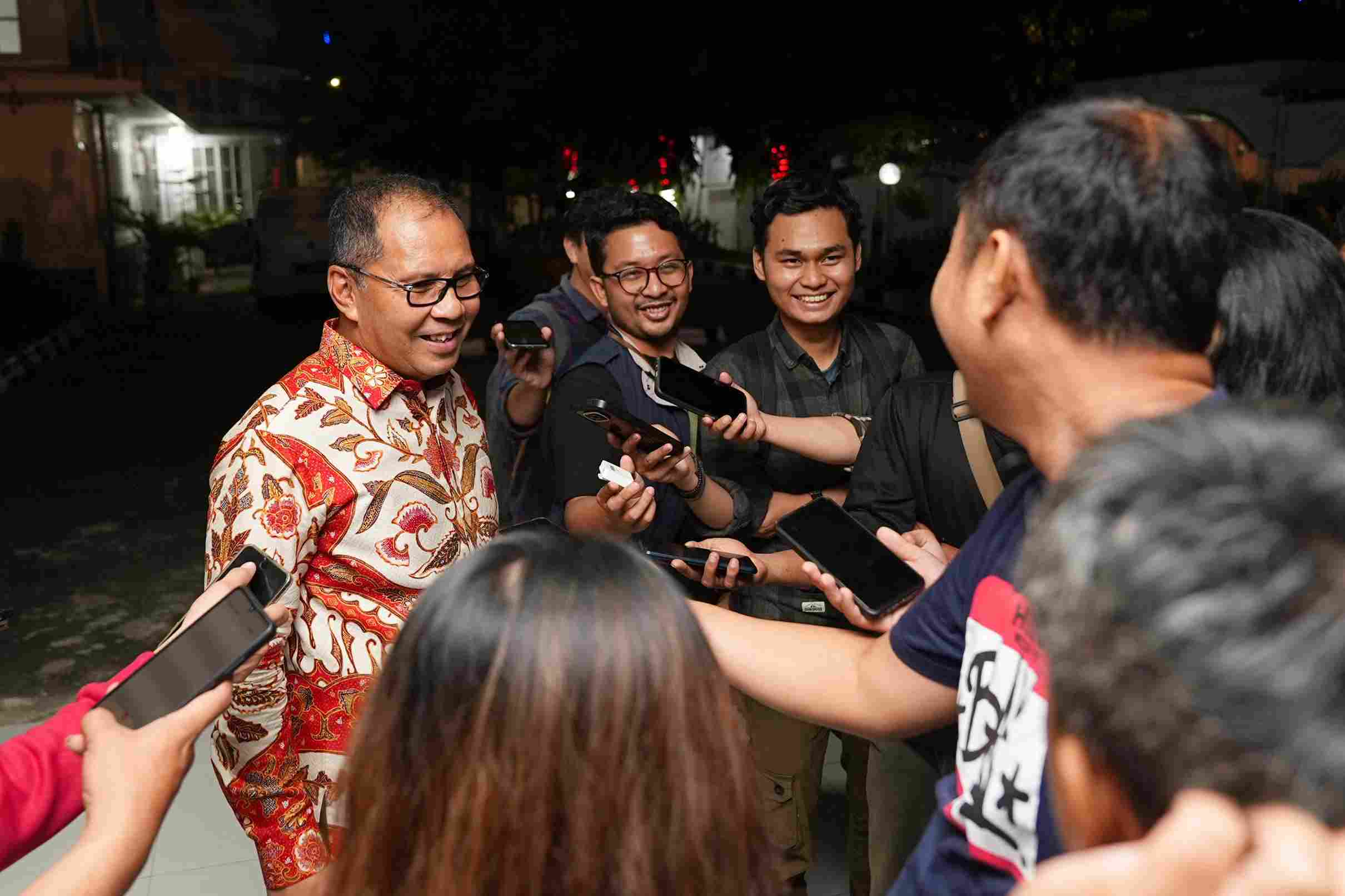 Danny Pomanto Persembahkan Dua Lagu saat Dinner Bareng Pj Gubernur Sulsel di Rujab