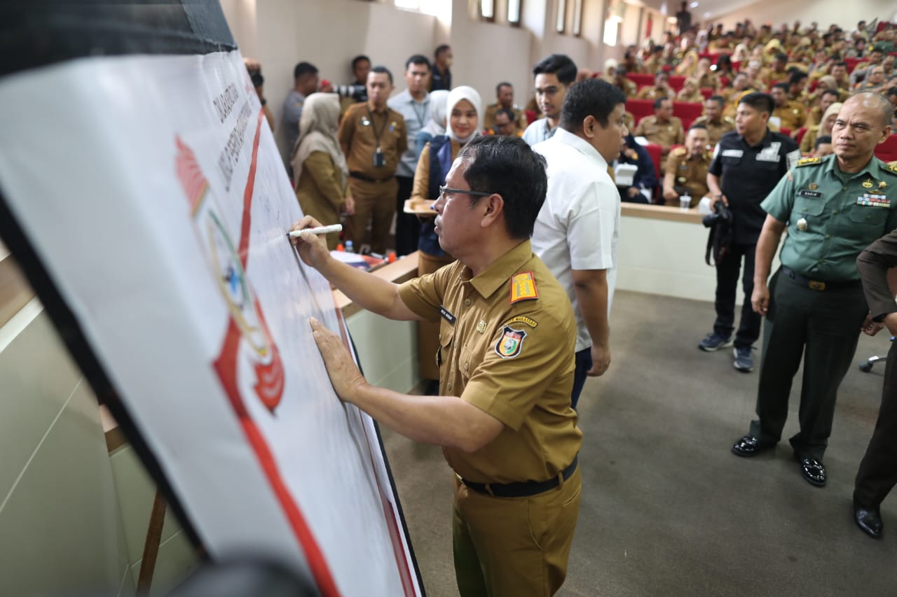 Sekda Kota Makassar Pimpin Pembacaan Pakta Integritas Deklarasi Netralitas ASN Pemkot Makassar