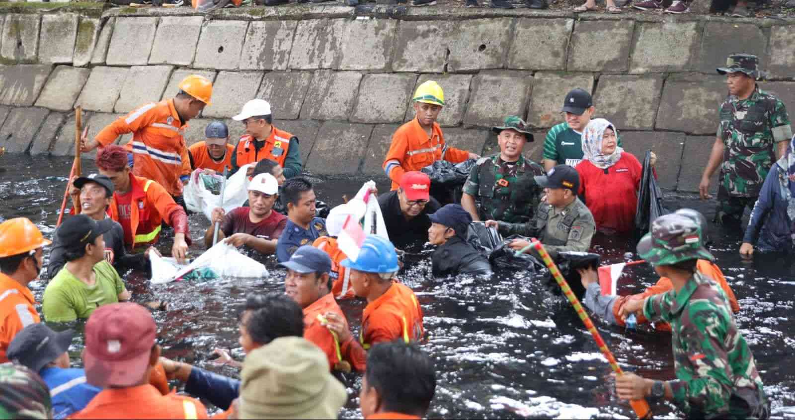 Aksi Heroik Danny Pomanto Turun Langsung ke Kanal Bersihkan Sampah, Antisipasi Banjir di Musim Penghujan