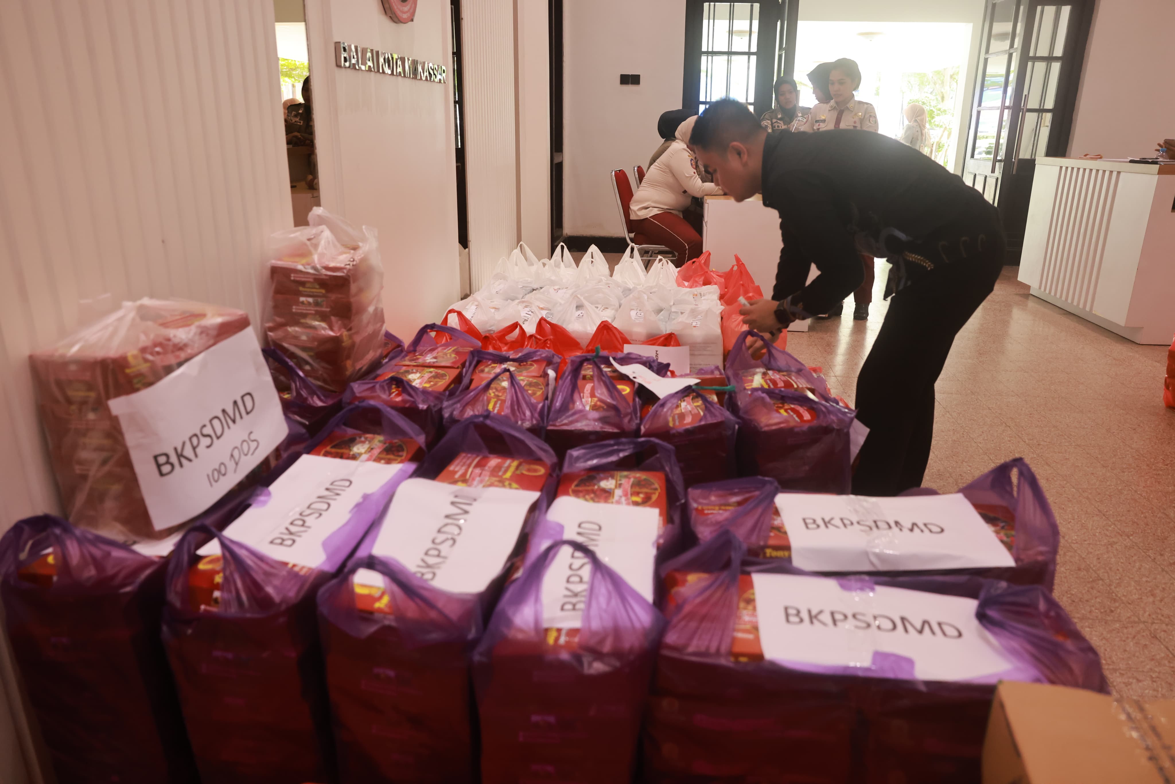SKPD Pemkot Makassar Kumpulkan Ribuan Nasi Kotak untuk Korban Terdampak Banjir di Manggala
