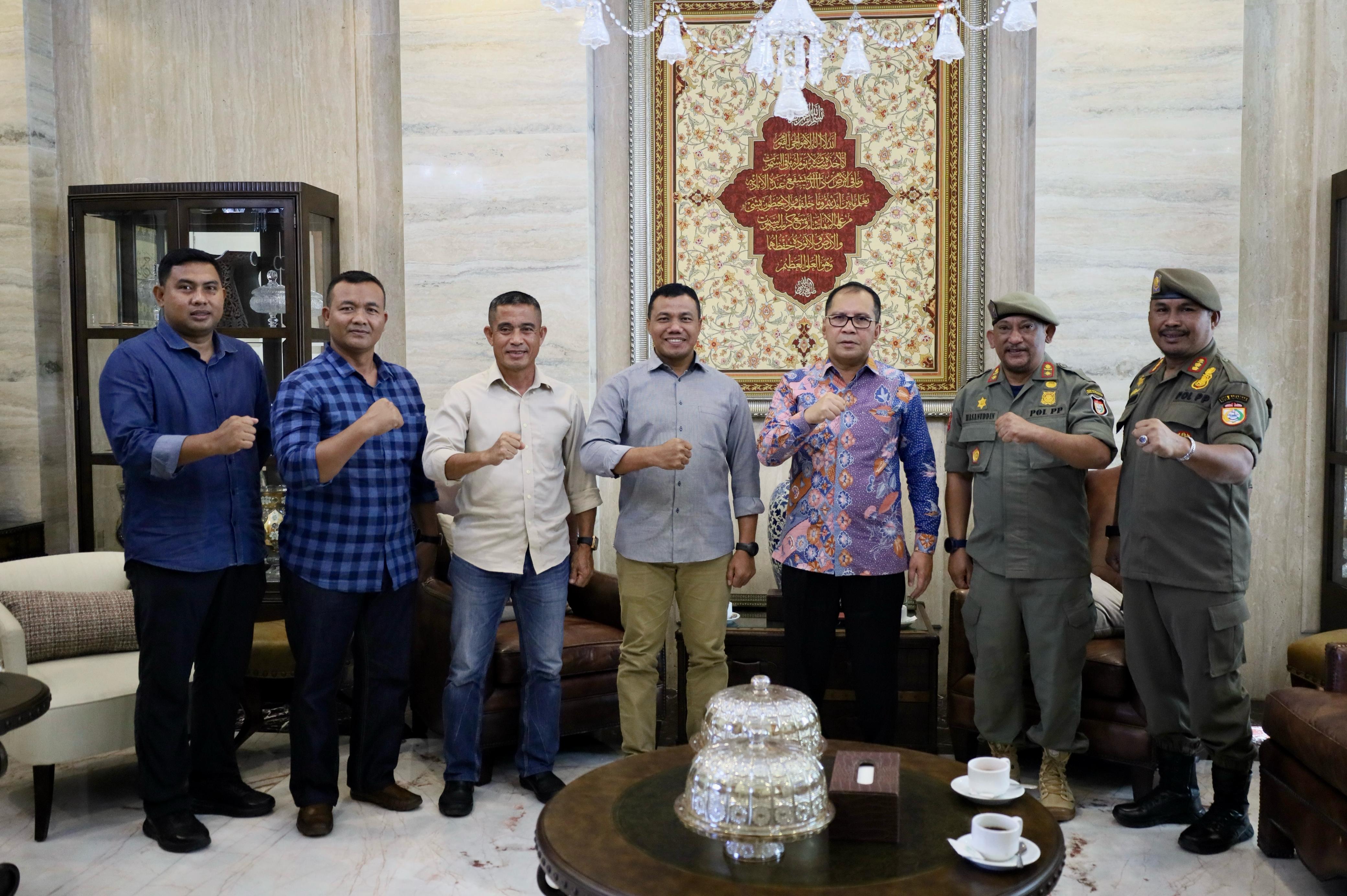 Tunjukkan Keakraban, Danny Pomanto- Mayor Marinir Yusman Saling Izin Pamit 