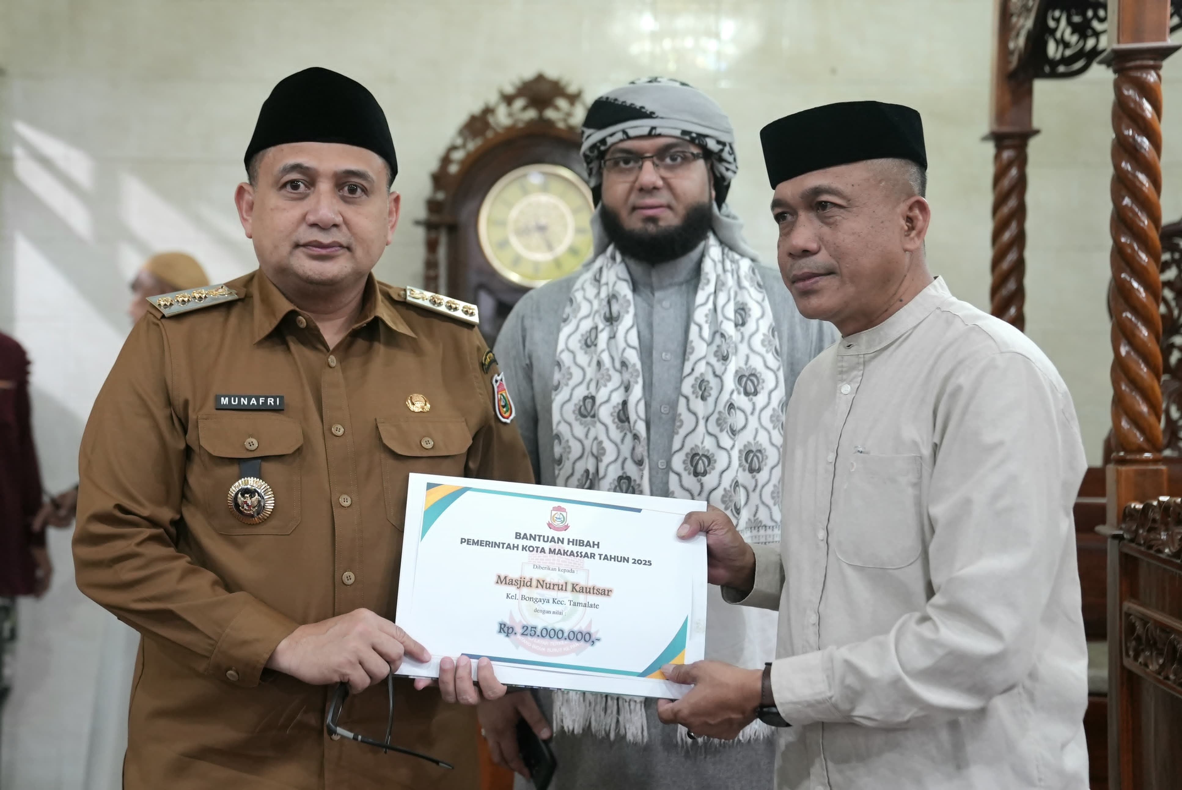 Wali Kota Makassar Berikan Bantuan Hibah dan Paket Pangan Ramadan di Masjid Nurul Kautsar