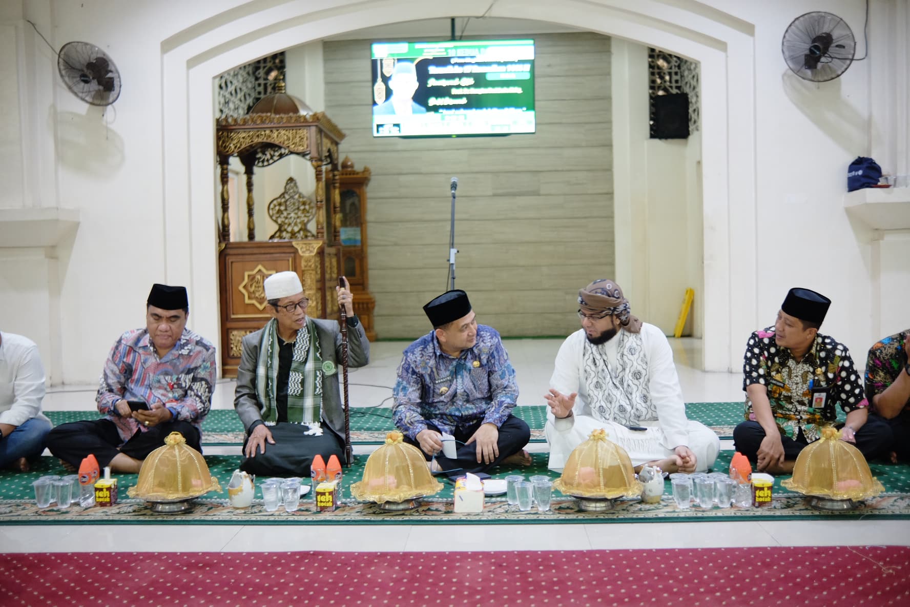 Wali Kota Makassar Silaturahmi dan Buka Puasa Bersama Ratusan Jemaah Masjid Raya