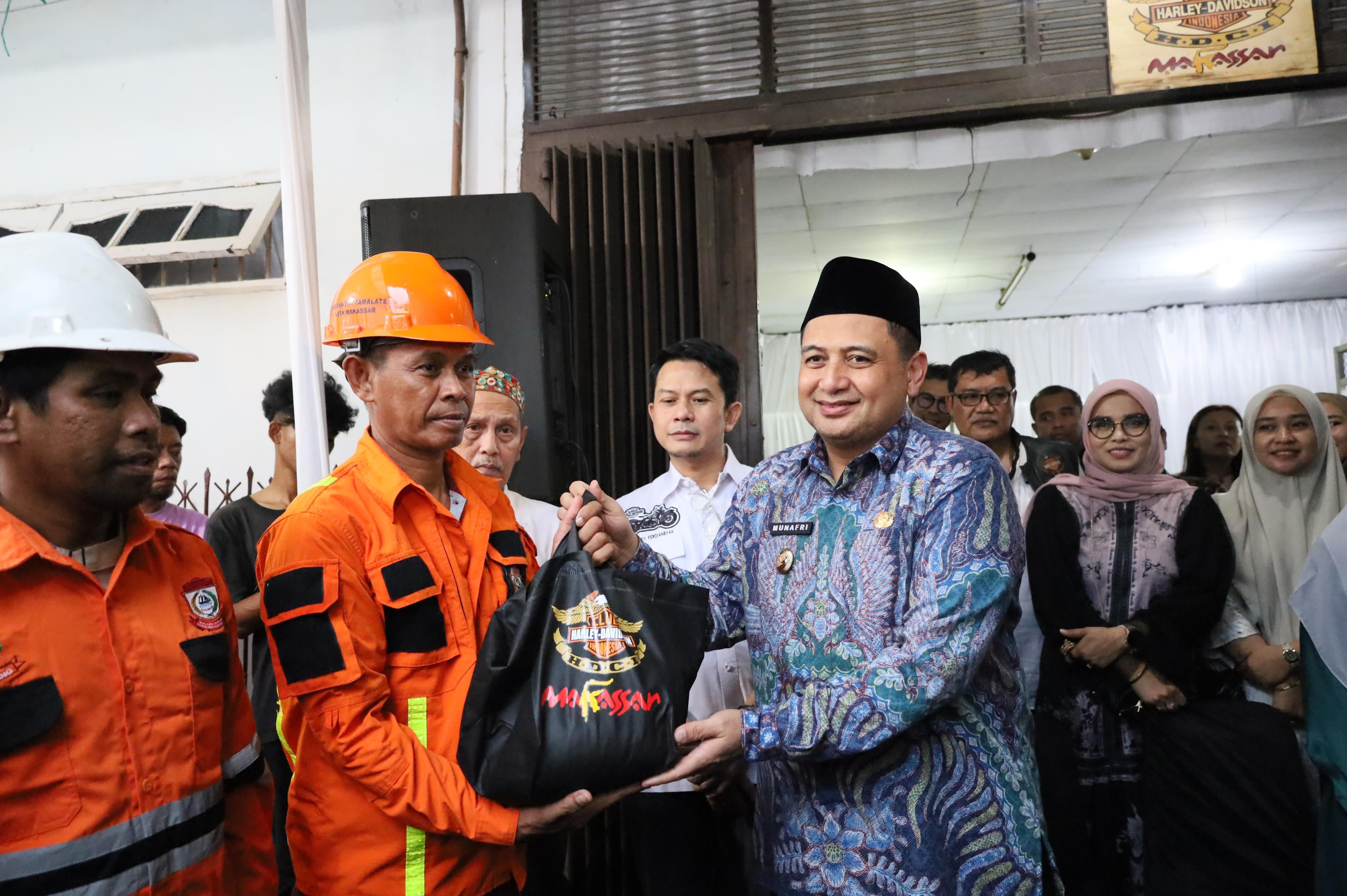Wali Kota Makassar Apresiasi Bakti Sosial HDCI Salurkan Paket Sembako untuk 1.000 Petugas Kebersihan