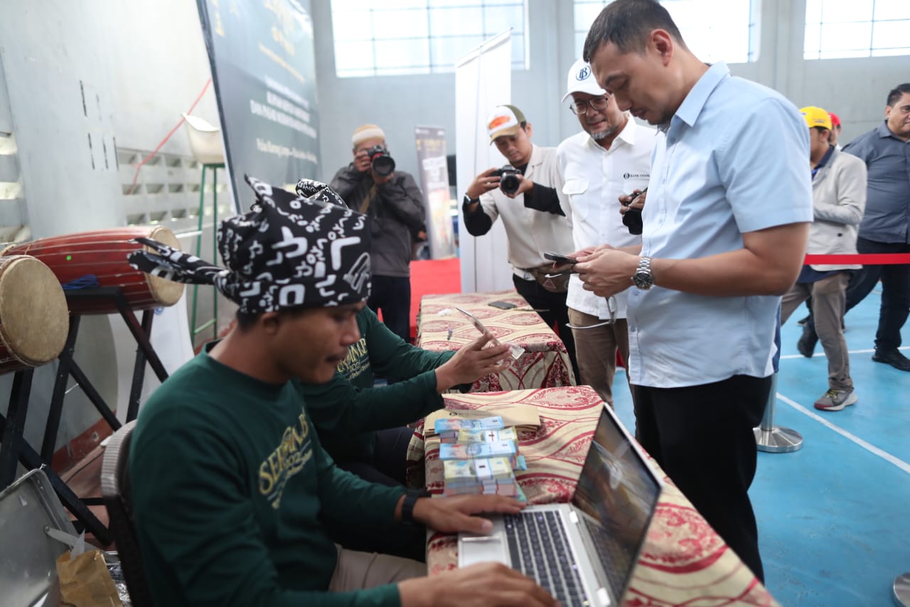 Plh Sekda Makassar Bersama Kepala BI Sulsel Buka Layanan Penukaran Uang dan Pasar Murah di Pulau Lae-lae