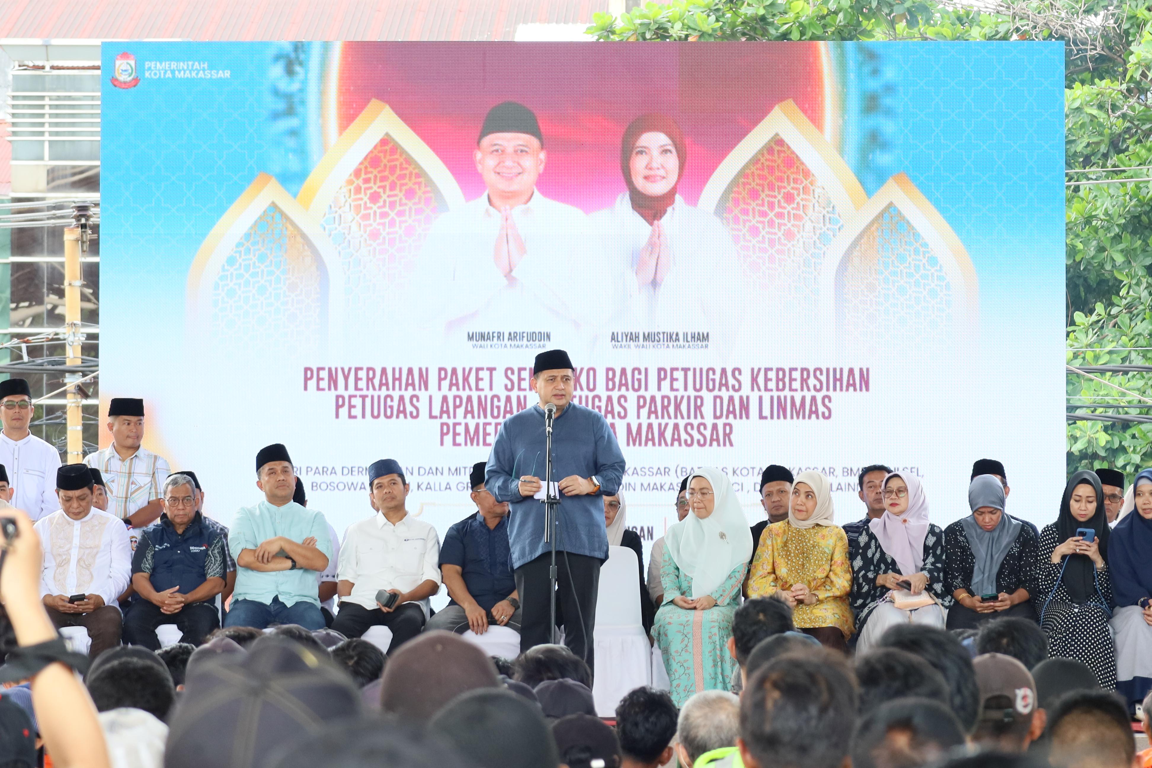 Pemkot Makassar Salurkan 7.640 Paket Sembako untuk Petugas Kebersihan, Linmas, Hingga Marbot Masjid