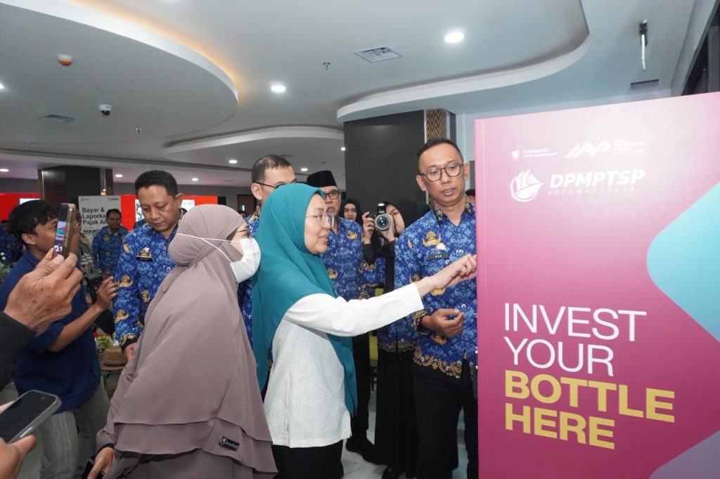 Ketua TP PKK Kota Makassar Apresiasi Inovasi Reverse Vending Machine di Kantor DPMPTSP