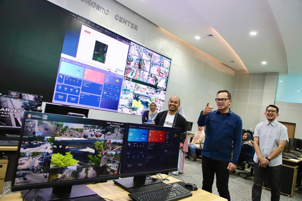 Kunjungi Command Center, Wamendagri: Puji Inovasi Pak Wali Munafri dan Pak Kadis Kominfo Roem