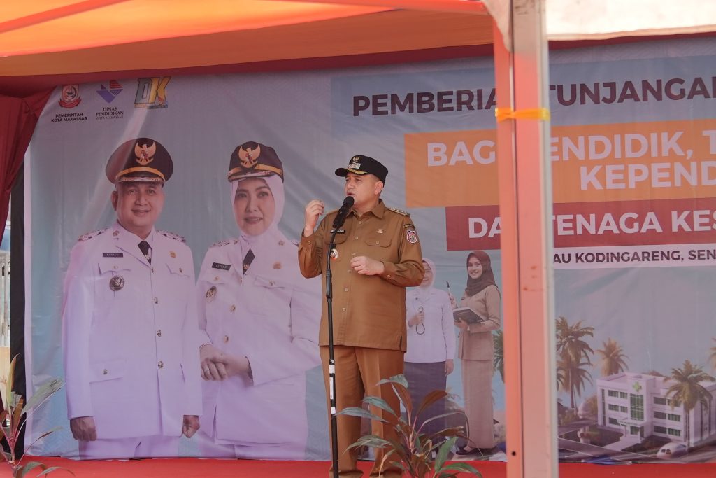 Munafri-Aliyah ke Pulau Bagikan Tunjangan Tenaga Pendidik-Kesehatan Hingga Seragam Gratis