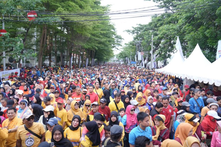 Puluhan Ribu Warga Makassar Rayakan HUT Kota Penuh Kegembiraan dengan Jalan Sehat