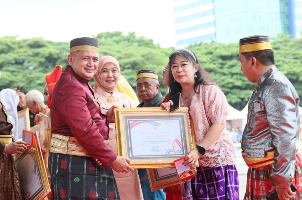 Munafri-Aliyah Berbagi Bantuan Pendidikan hingga Penghargaan di Upacara HUT Kota Makassar ke-418
