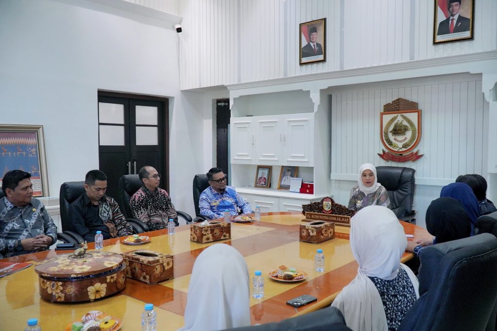Aliyah Mustika Ilham Apresiasi Gagasan Mahasiswa Unhas Lewat Kopma Fair 2025
