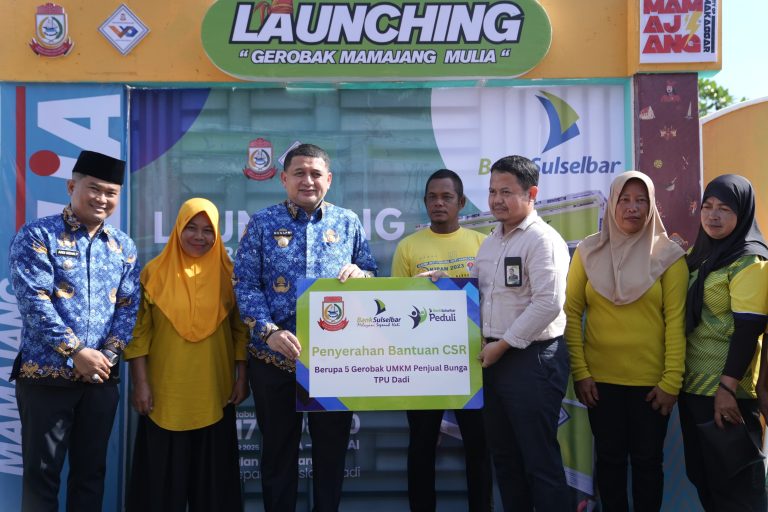 Wali Kota Munafri Serahkan Gerobak untuk Pedagang Bunga TPU Dadi