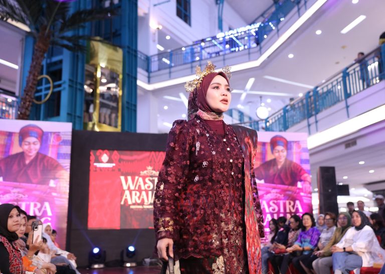 Dekranasda Makassar Pamerkan Tenun Bombang dan Tenun Lontara di Wastra Arajang 2025