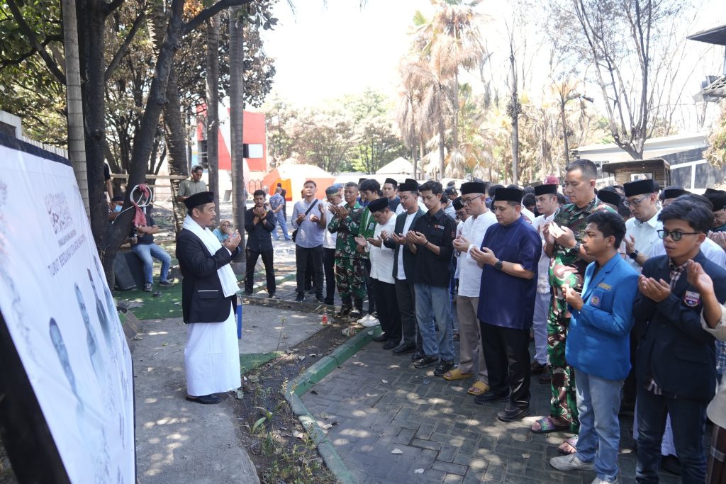 Munafri, dan Mahasiswa Gelar Sholat Ghaib Korban Kebakaran