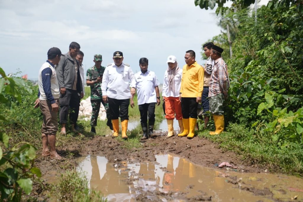 Menembus Lumpur dan Terjalnya Jalan, Munafri Tinjau Langsung Warga di Romang Tangayya